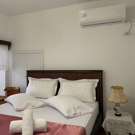 Yuri Guest House Gjirokastër Esterno foto
