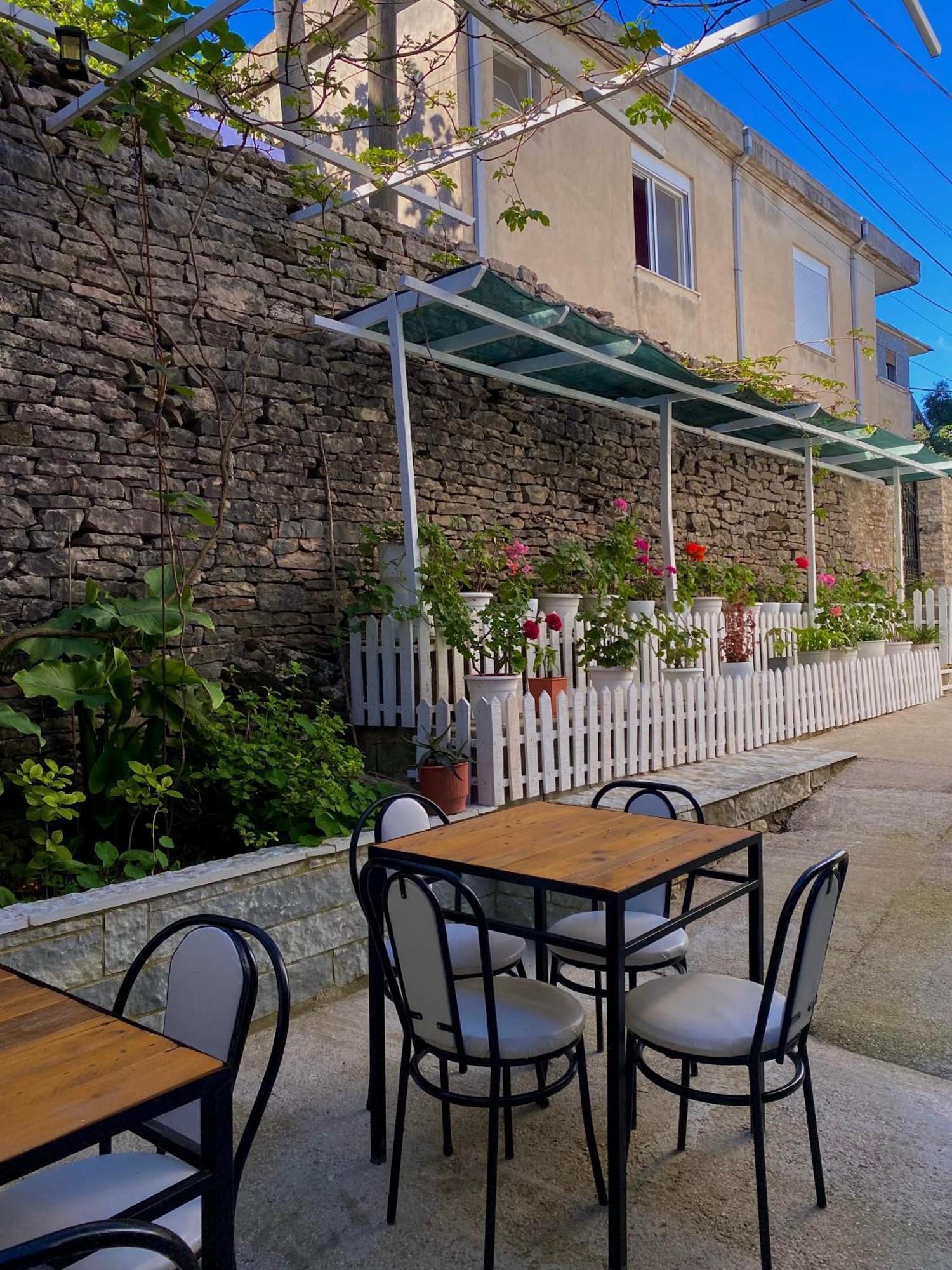 Yuri Guest House Gjirokastër Esterno foto