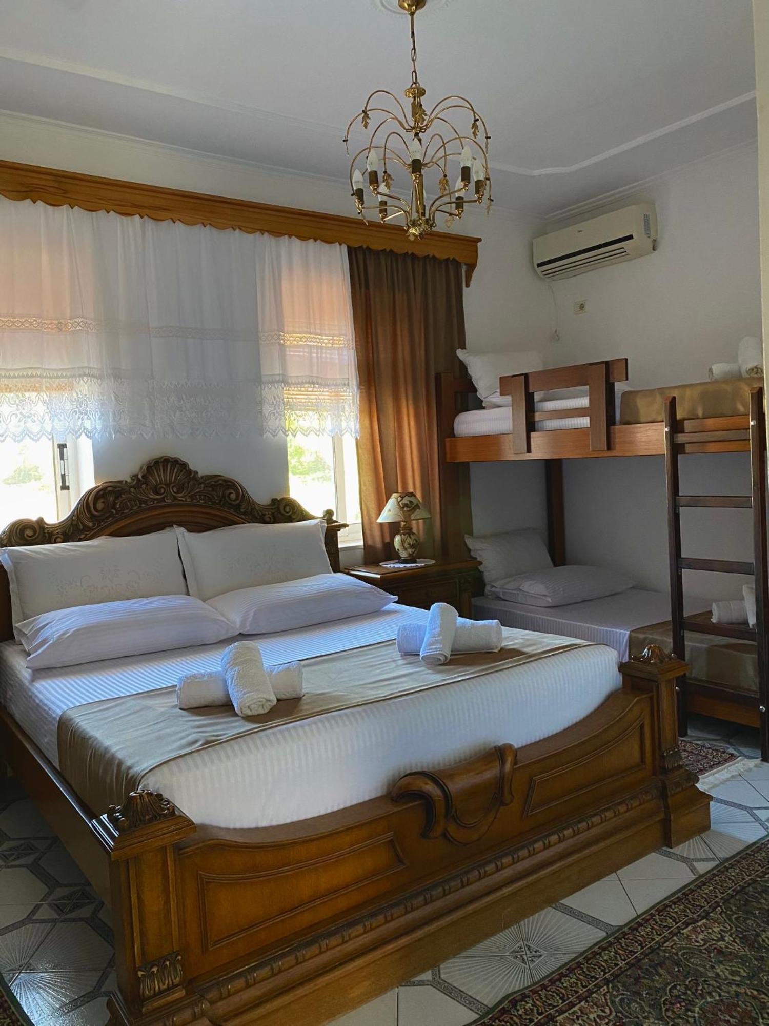 Yuri Guest House Gjirokastër Esterno foto