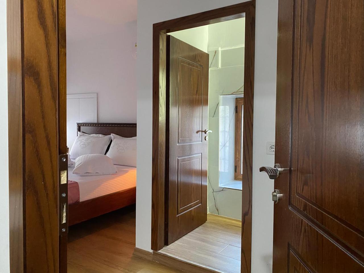 Yuri Guest House Gjirokastër Esterno foto