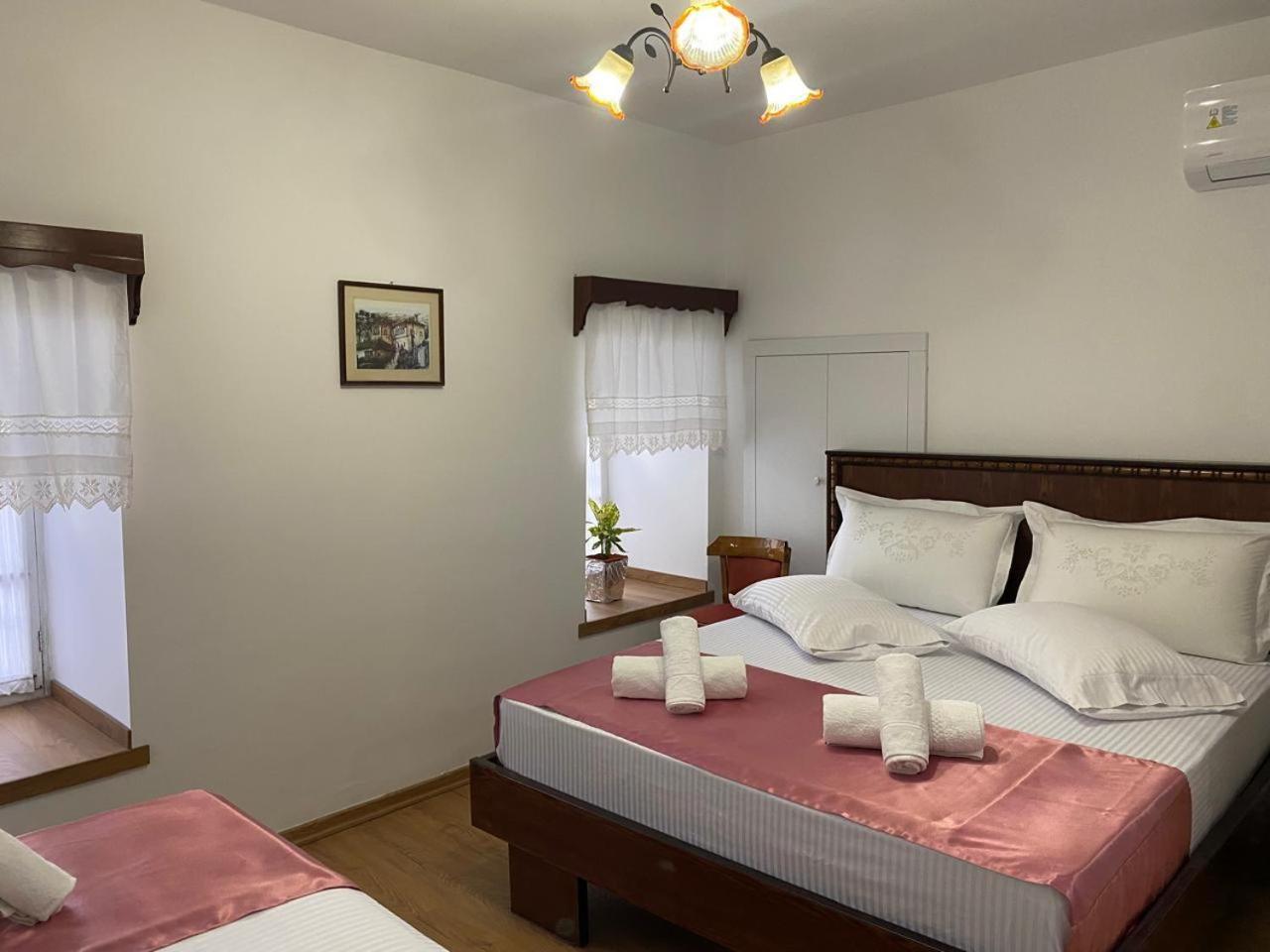Yuri Guest House Gjirokastër Esterno foto