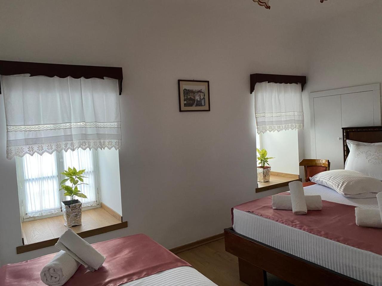 Yuri Guest House Gjirokastër Esterno foto
