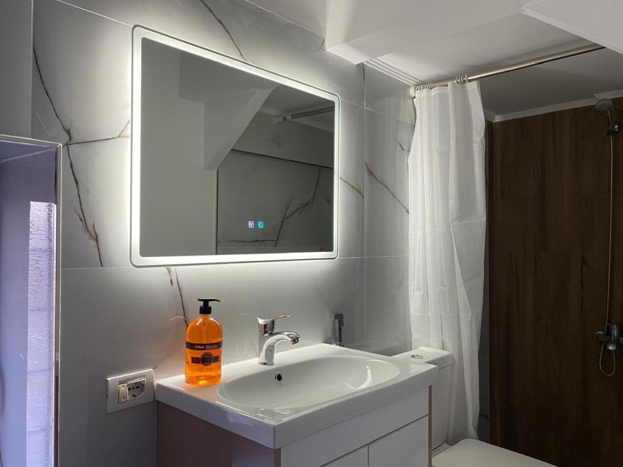 Yuri Guest House Gjirokastër Esterno foto