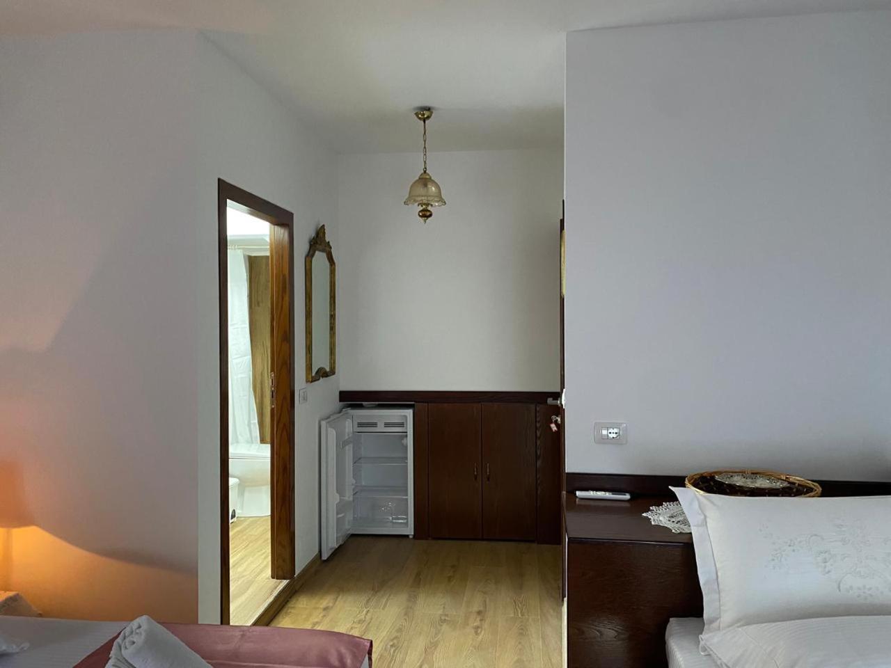 Yuri Guest House Gjirokastër Esterno foto