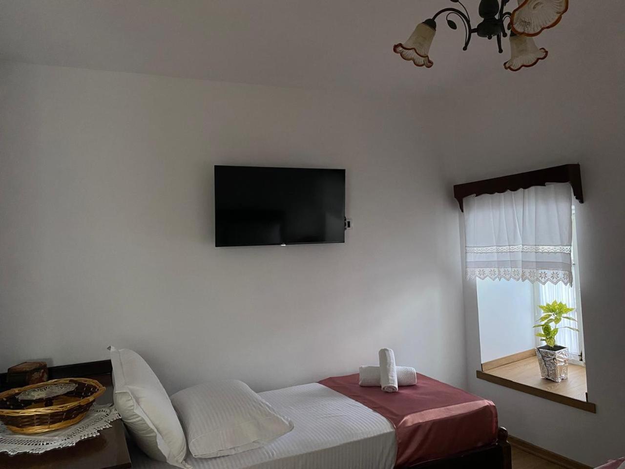 Yuri Guest House Gjirokastër Esterno foto
