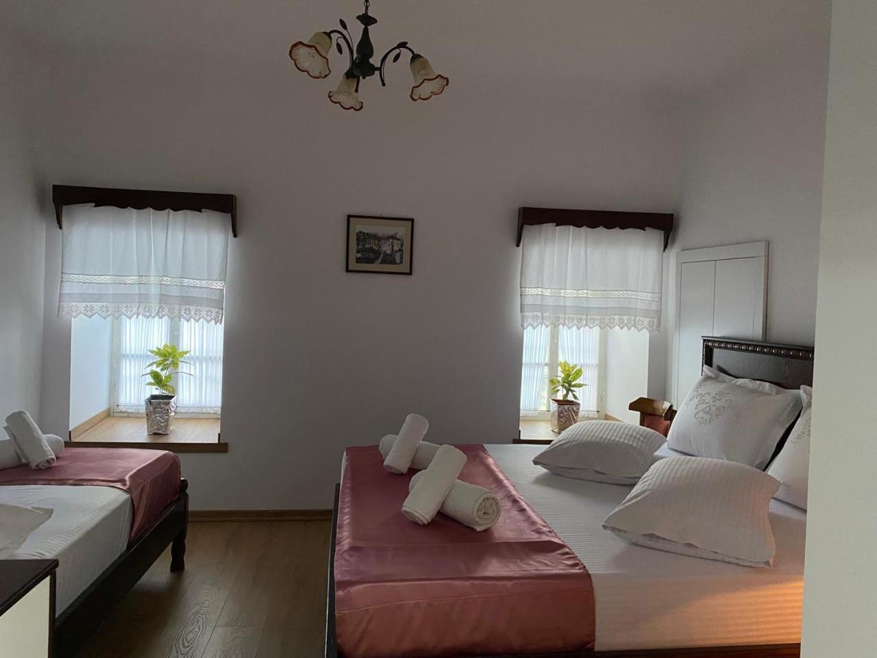 Yuri Guest House Gjirokastër Esterno foto