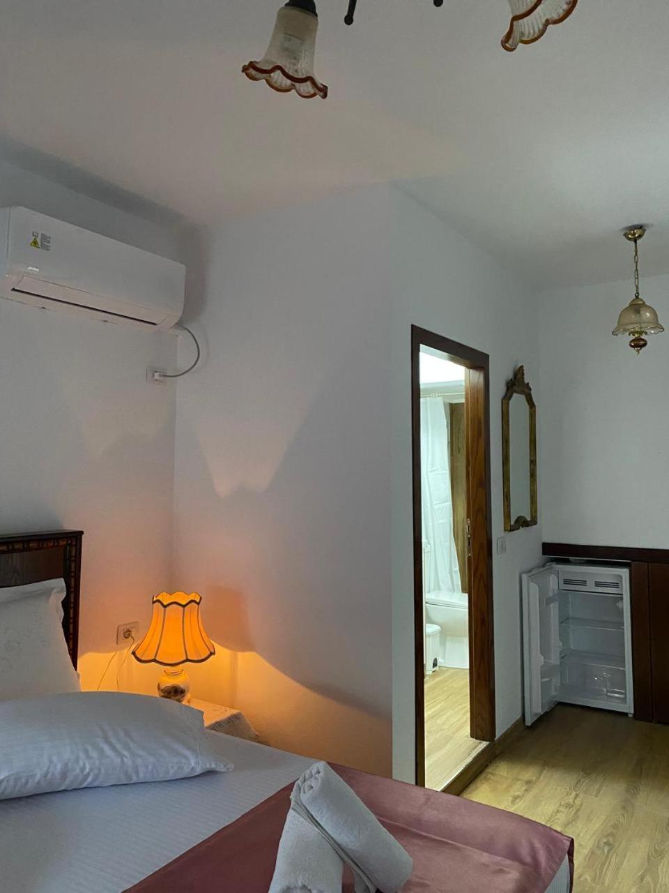 Yuri Guest House Gjirokastër Esterno foto