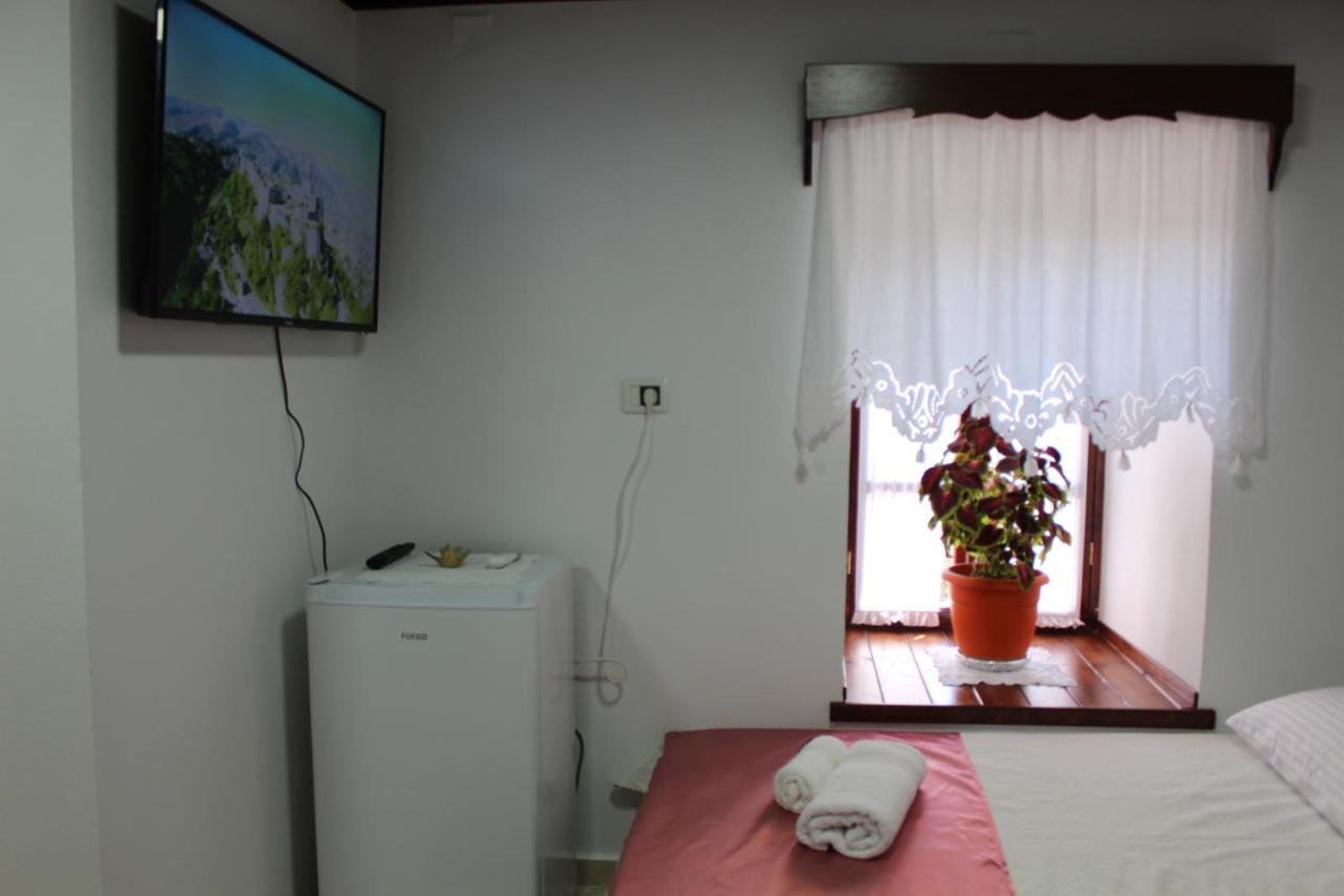 Yuri Guest House Gjirokastër Esterno foto